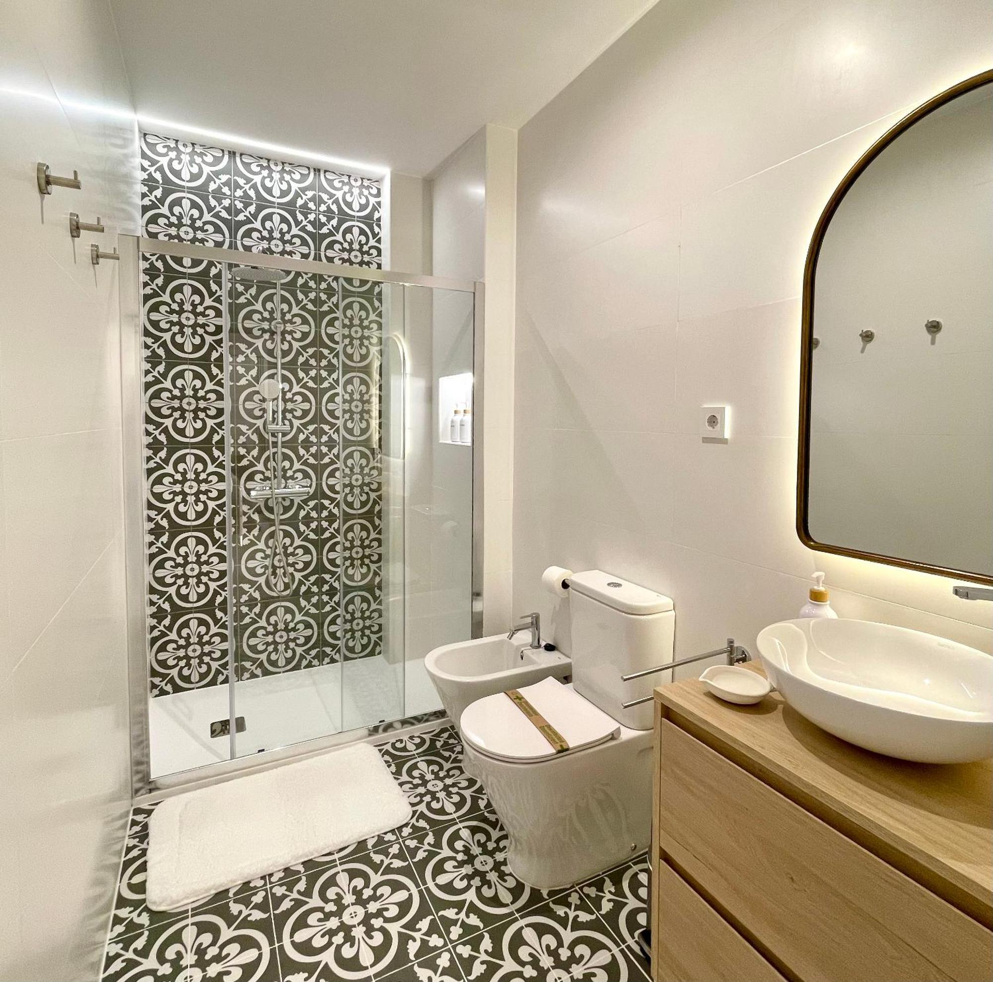Piso Con Patio, 3 Habitaciones, En La Goleta Малага Экстерьер фото